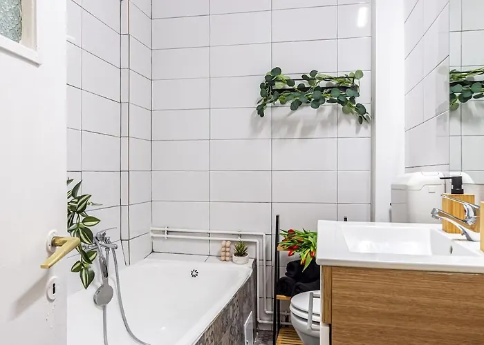 Sunlit Urban Nest - M&n *