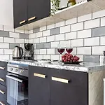 Апартаменти Sunlit Urban Nest - M&n *