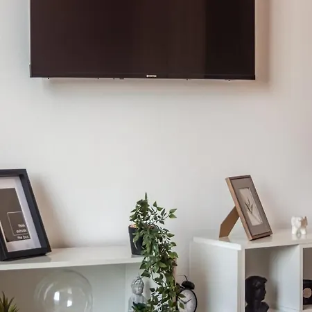 Sunlit Urban Nest - M&n דירה