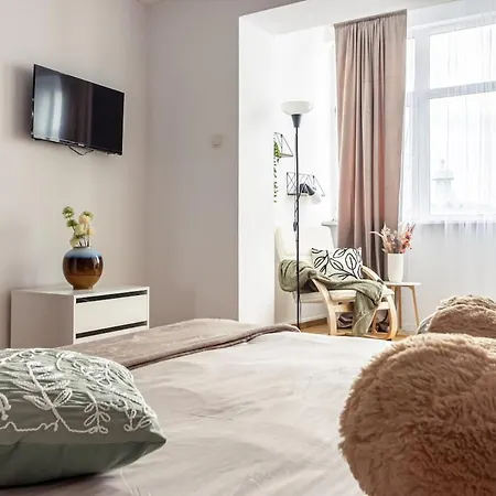 Sunlit Urban Nest - M&n *