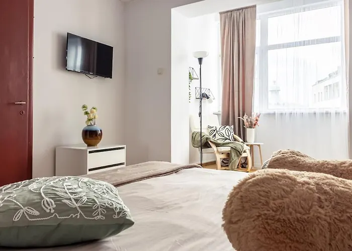 Sunlit Urban Nest - M&n *